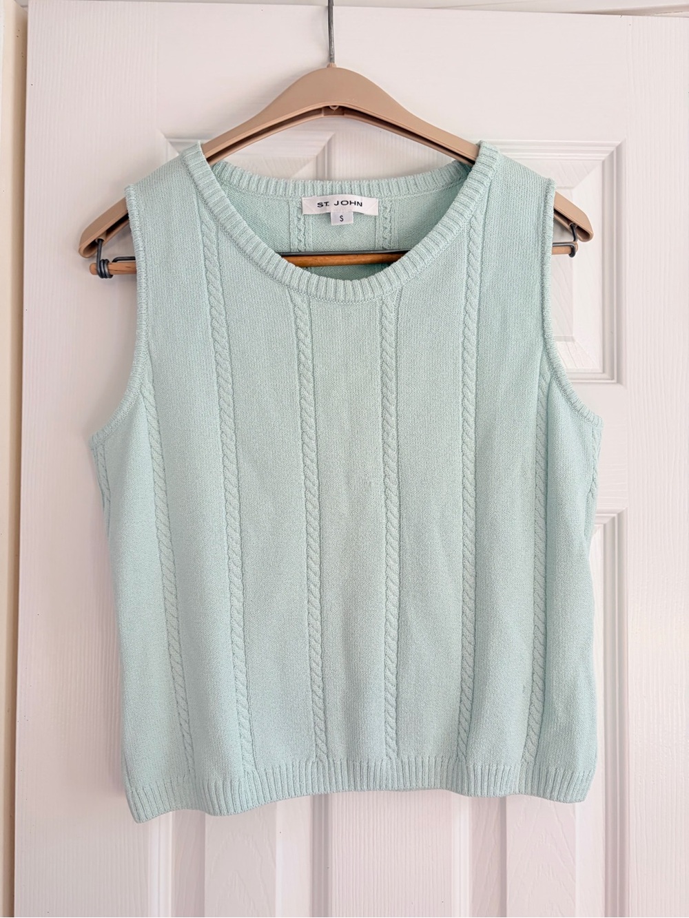 St. John Sleeveless Scoop-Neck Cable Knit Sweater in Mint